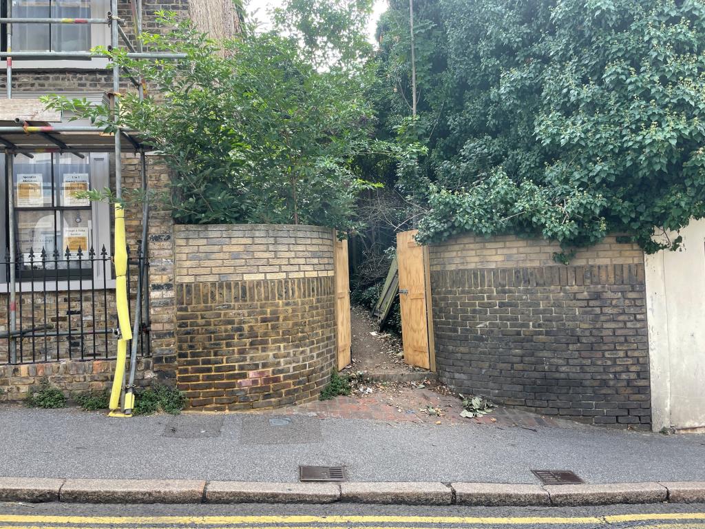 Lot: 38 - DETACHED PERIOD HOUSE FOR COMPLETE REFURBISHMENT -